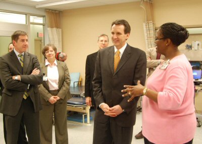Governor Pawlenty tours the Minneapolis Veterans Affairs Spinal Cord Injury and Disorder Center at t...