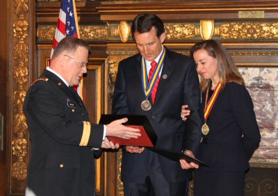 Governor Pawlenty and First Lady Mary Pawlenty receive an award from Minnesota National Guard Adjuta...