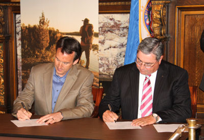 Governor Pawlenty and John Goodish, Executive Vice President and Chief Operating Officer of U.S. Ste...