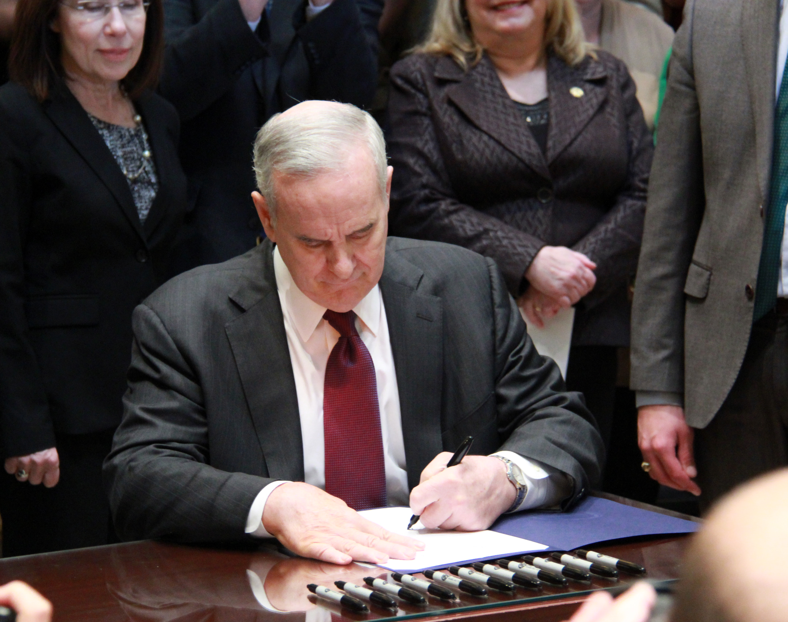Governor Dayton signs minimum wage legislation