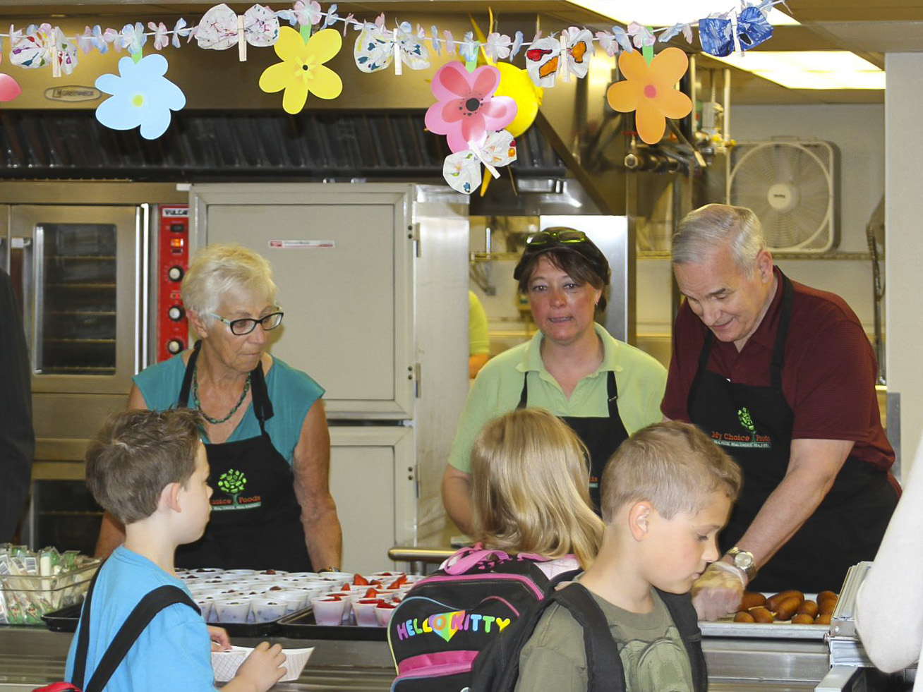 Governor Dayton serves lunch to students alongside Coon Rapids staff. 