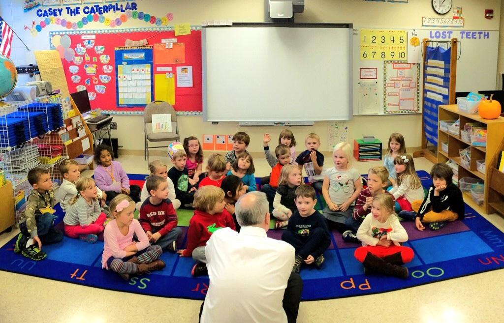 Governor Dayton visits with all-day kindergarten students at Congdon Park Elementary School in Duluth 