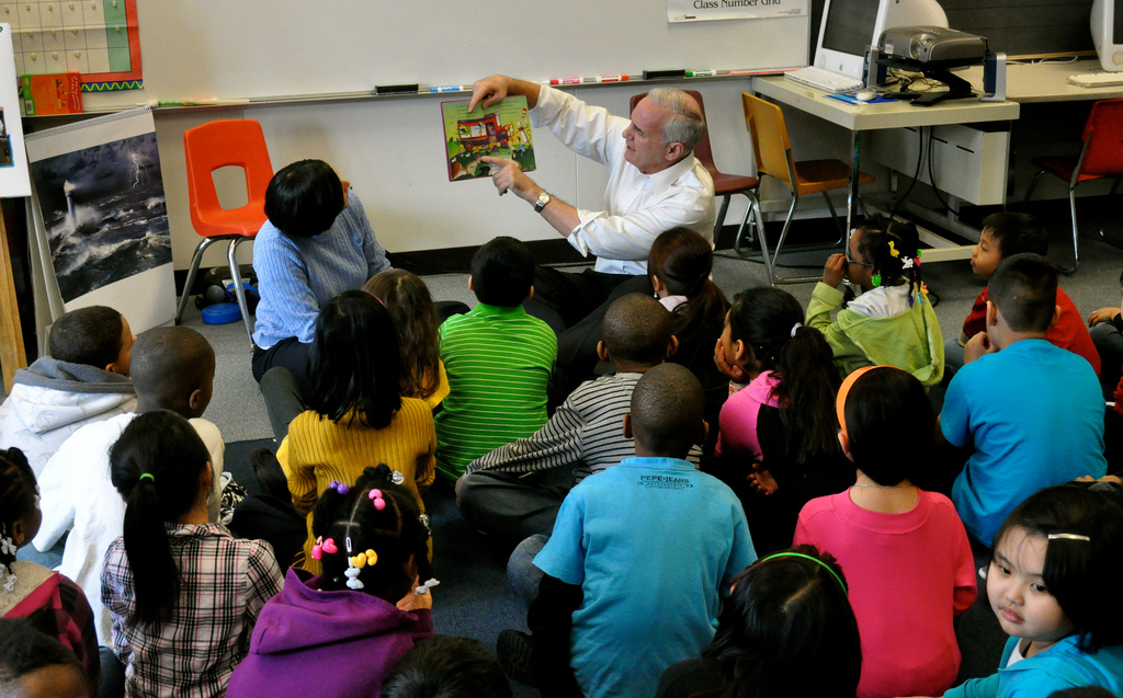 governor reading to kindergartners